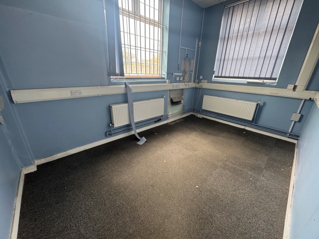 Lot: 42 - FREEHOLD PREMISES IN CENTRAL LOCATION WITH PARKING - Ground floor managers office